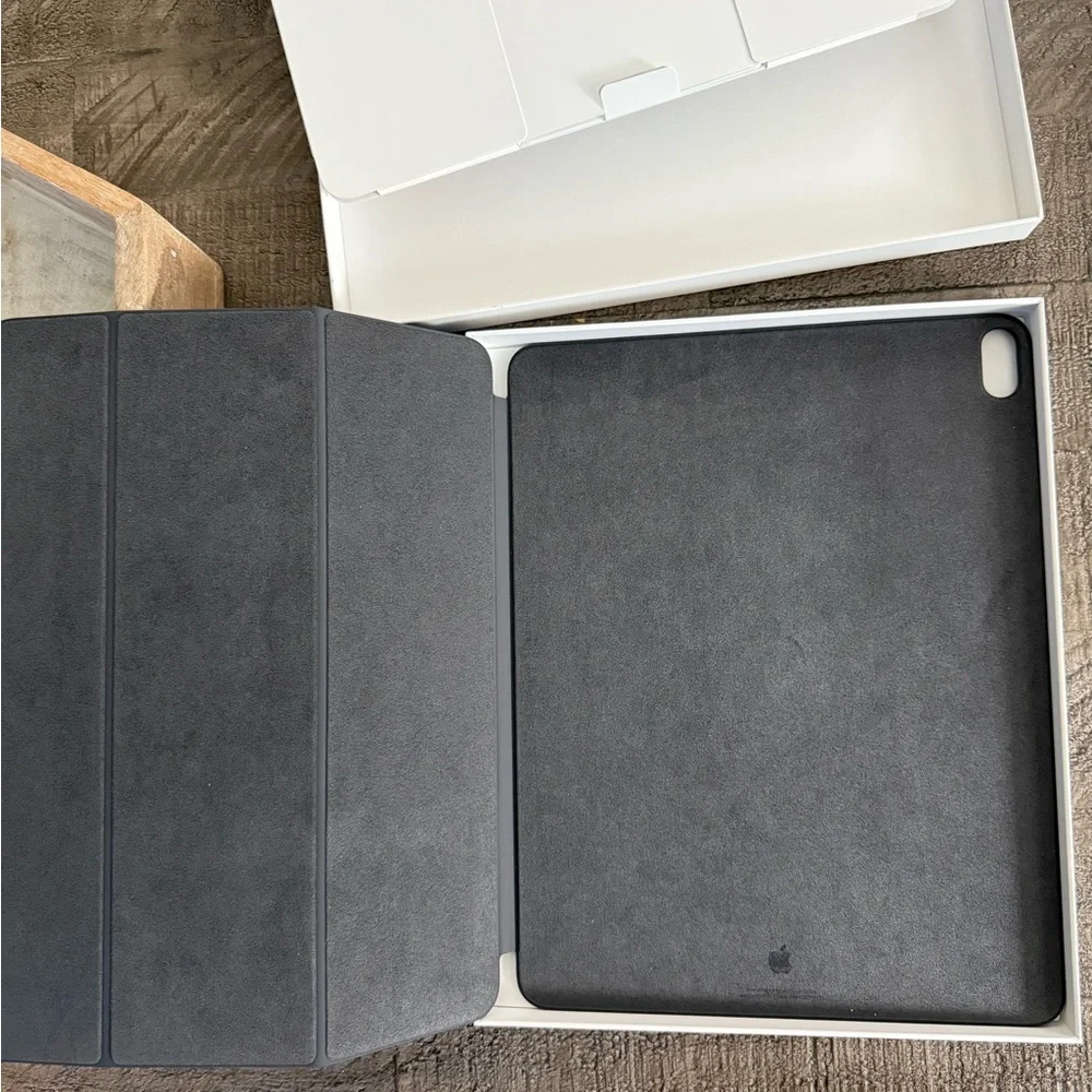 Apple Dark Grey Magnet iPad Cover